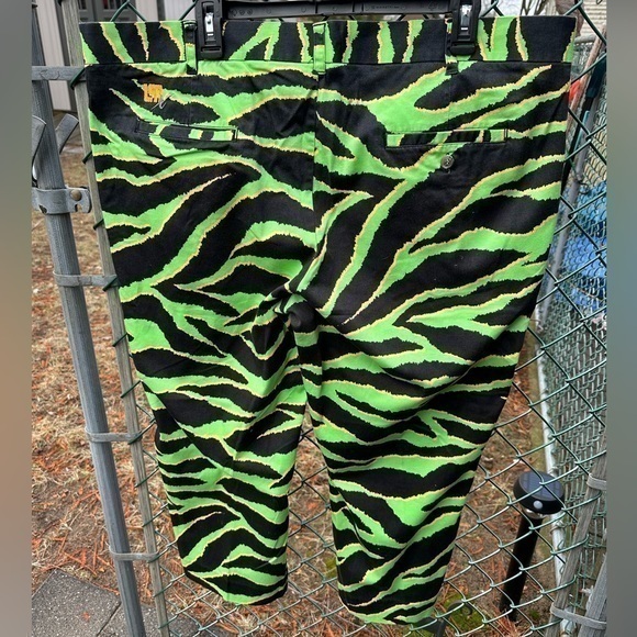 Loudmouth Men’s Golf Pants, 44Wx26L (Green & Black Tiger Stripe Pattern) - Picture 2 of 7